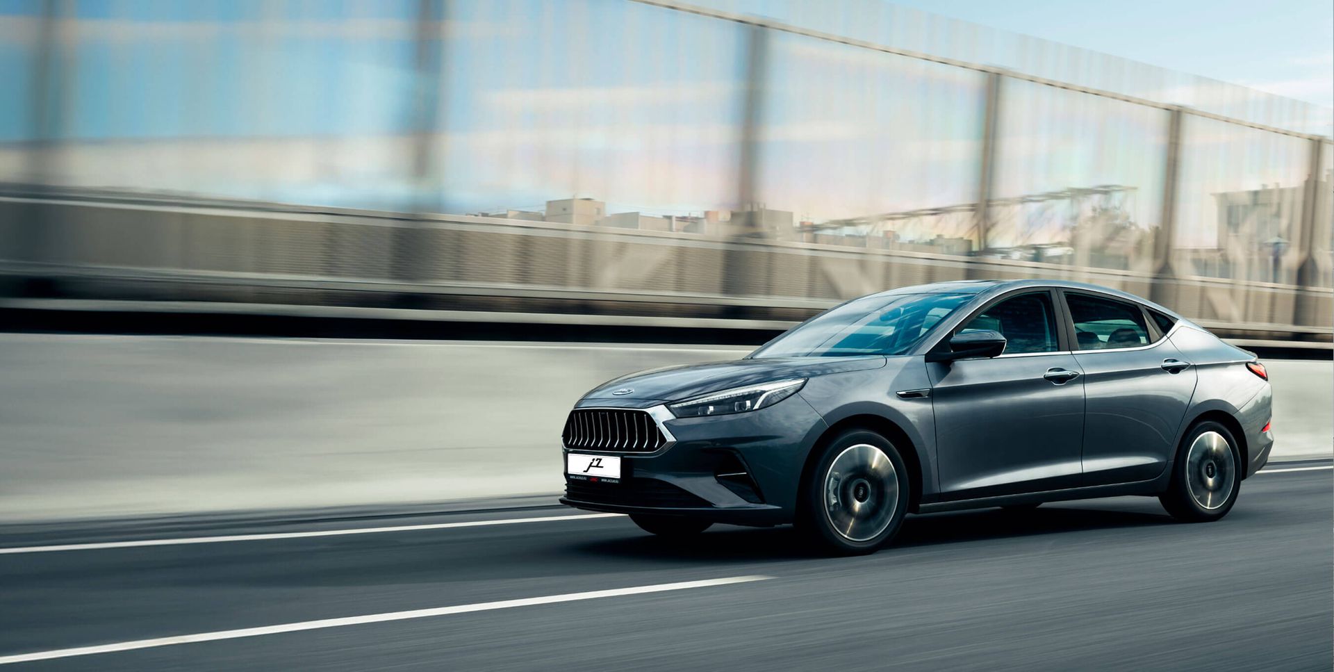 <h1>JAC J7</h1>&shy;Яркий стиль. Умный выбор.